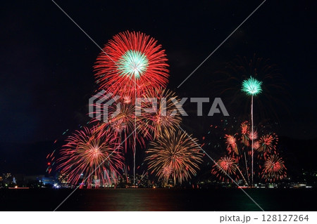 夏の夜空を彩る　びわ湖花火大会（滋賀県大津市） 128127264