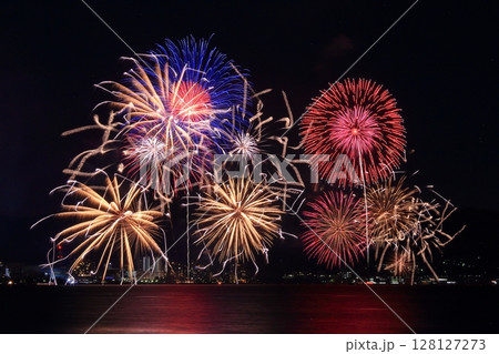 夏の夜空を彩る　びわ湖花火大会（滋賀県大津市） 128127273