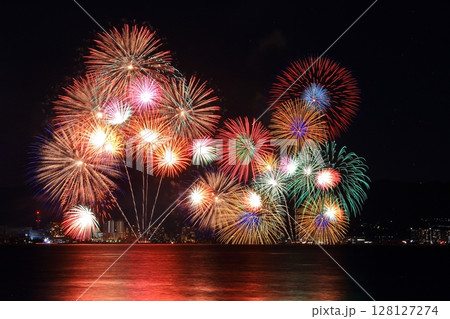 夏の夜空を彩る びわ湖花火大会(滋賀県大津市) 夏の夜空を彩る びわ湖花火大会(滋賀県大津市) 128127274