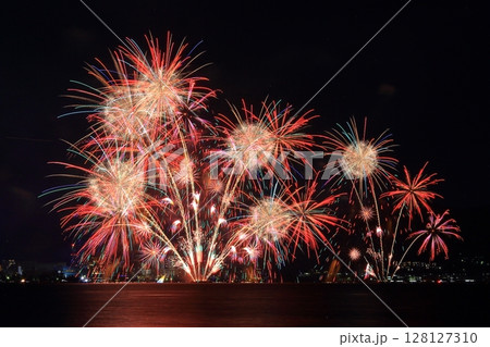 夏の夜空を彩る　びわ湖花火大会（滋賀県大津市） 128127310