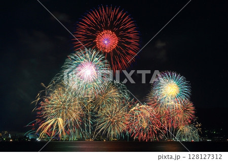 夏の夜空を彩る びわ湖花火大会(滋賀県大津市) 夏の夜空を彩る びわ湖花火大会(滋賀県大津市) 128127312