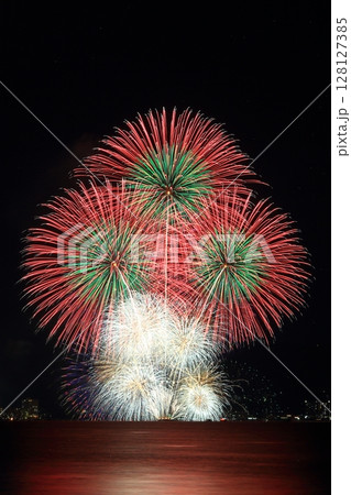 夏の夜空を彩る びわ湖花火大会(滋賀県大津市) 夏の夜空を彩る びわ湖花火大会(滋賀県大津市) 128127385