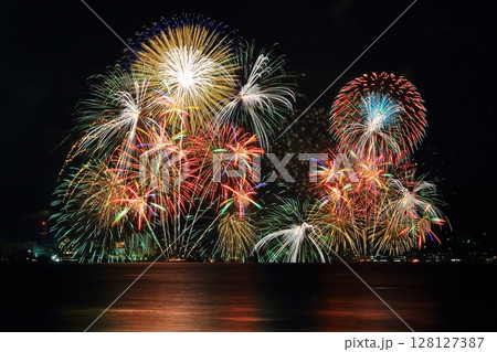 夏の夜空を彩る びわ湖花火大会(滋賀県大津市) 夏の夜空を彩る びわ湖花火大会(滋賀県大津市) 128127387