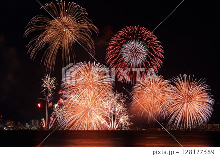 夏の夜空を彩る　びわ湖花火大会（滋賀県大津市） 128127389