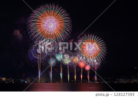 夏の夜空を彩る　びわ湖花火大会（滋賀県大津市） 128127393
