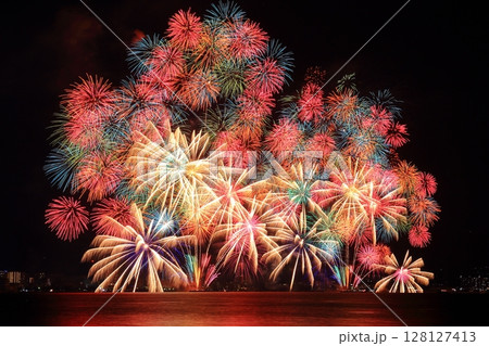 夏の夜空を彩る　びわ湖花火大会（滋賀県大津市） 128127413