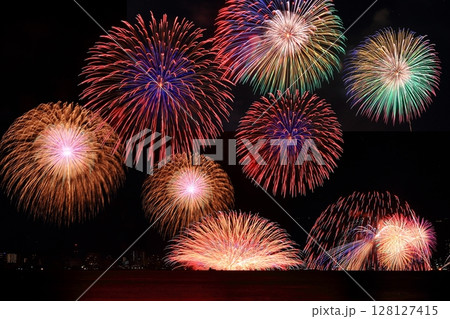 夏の夜空を彩る　びわ湖花火大会（滋賀県大津市） 128127415