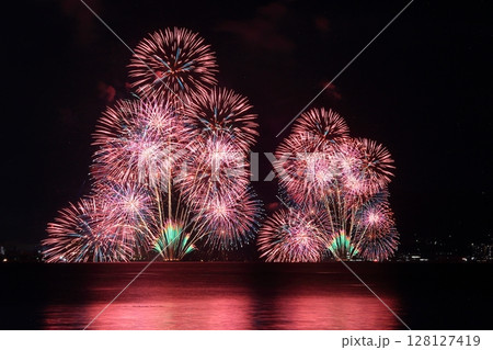 夏の夜空を彩る びわ湖花火大会(滋賀県大津市) 夏の夜空を彩る びわ湖花火大会(滋賀県大津市) 128127419