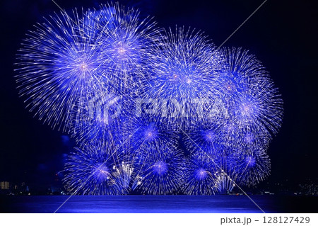 夏の夜空を彩る　びわ湖花火大会（滋賀県大津市）＜柿木ブルー＞ 128127429
