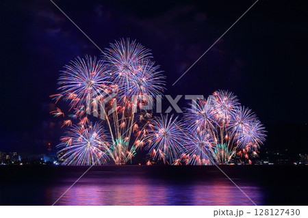 夏の夜空を彩る　びわ湖花火大会（滋賀県大津市） 128127430