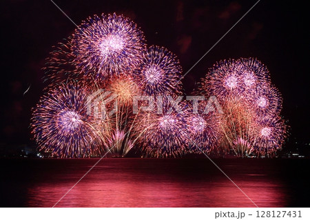 夏の夜空を彩る　びわ湖花火大会（滋賀県大津市） 128127431