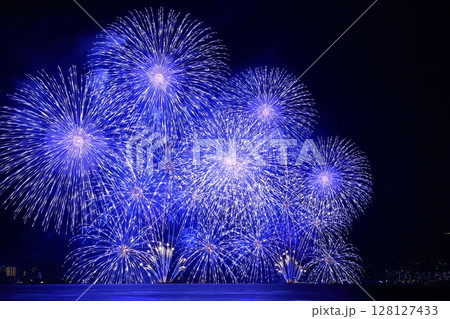 夏の夜空を彩る びわ湖花火大会(滋賀県大津市)<柿木ブルー> 夏の夜空を彩る びわ湖花火大会(滋賀県大津市)<柿木ブルー> 128127433