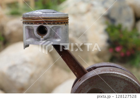 ピストン 128127528