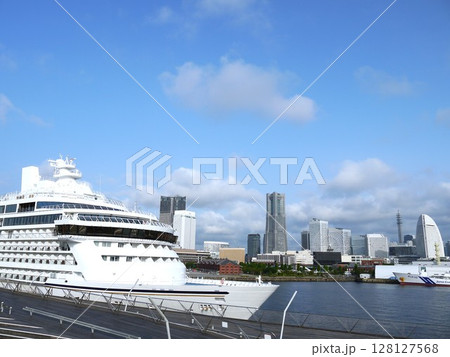 大さん橋に停泊する飛鳥Ⅲ 128127568