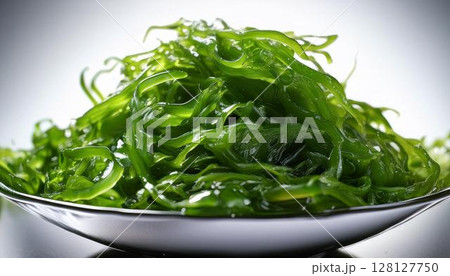 瑞々しさ際立つ生わかめの質感 128127750