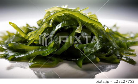 瑞々しさ際立つ生わかめの質感 128127752