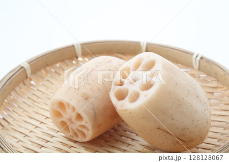 竹笊の上の蓮根断面 128128067