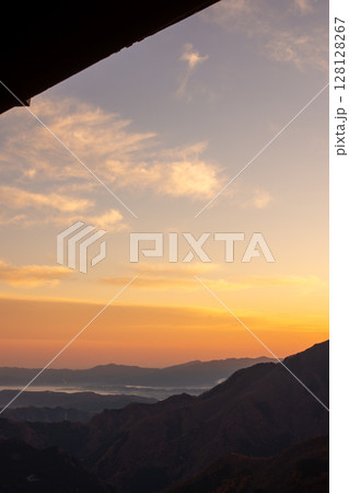 三峰神社の屋根越しに望む朝焼けと秩父の山々 三峰神社の屋根越しに望む朝焼けと秩父の山々 128128267