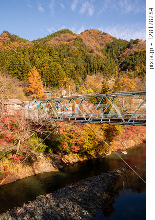秋の彩りに包まれた埼玉県秩父市の旧大滝橋 128128284