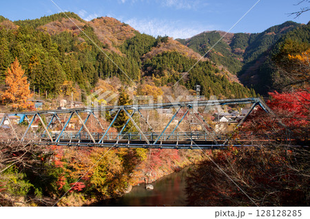 秋の彩りに包まれた埼玉県秩父市の旧大滝橋 128128285