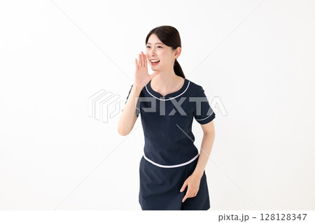 呼び掛けるビューティーアドバイザー 128128347