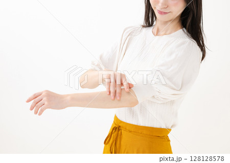 ボデイケアをする女性 ボデイケアをする女性 128128578