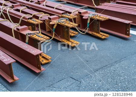 鉄骨建方工事の揚重作業（順番） 128128946