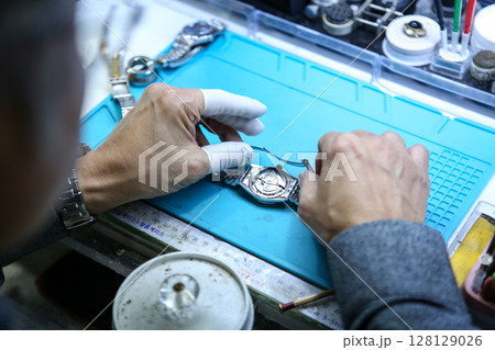 Repairing a wristwatch. Watch repair 128129026