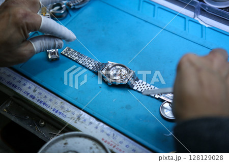Repairing a wristwatch. Watch repair Repairing a wristwatch. Watch repair 128129028