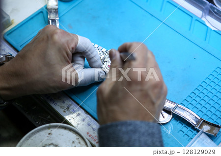 Repairing a wristwatch. Watch repair 128129029