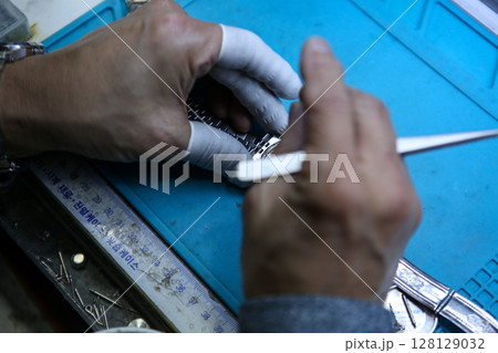 Repairing a wristwatch. Watch repair Repairing a wristwatch. Watch repair 128129032