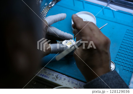 Repairing a wristwatch. Watch repair 128129036