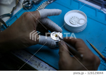 Repairing a wristwatch. Watch repair 128129044