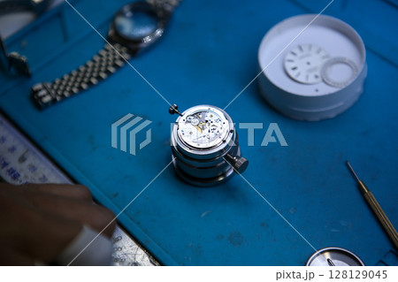 Repairing a wristwatch. Watch repair 128129045