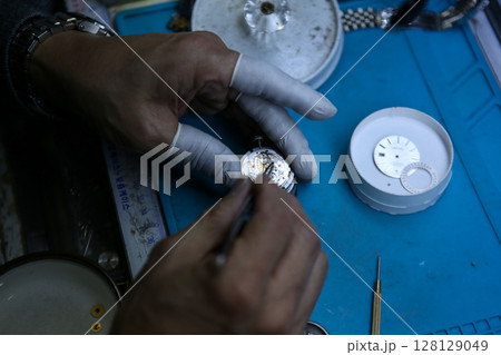 Repairing a wristwatch. Watch repair 128129049