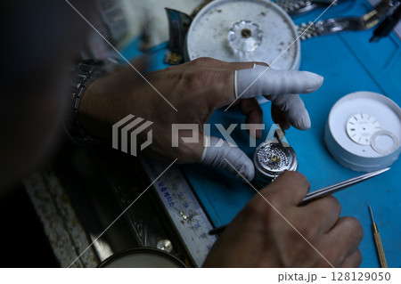 Repairing a wristwatch. Watch repair Repairing a wristwatch. Watch repair 128129050