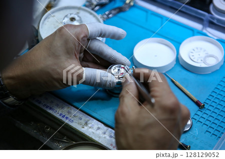 Repairing a wristwatch. Watch repair 128129052