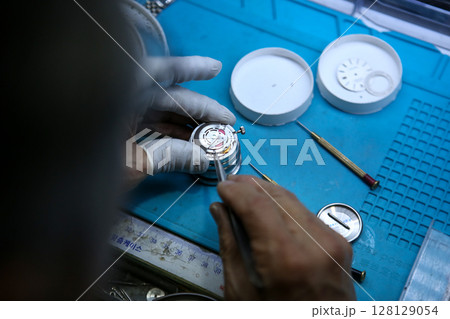Repairing a wristwatch. Watch repair Repairing a wristwatch. Watch repair 128129054