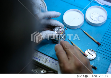 Repairing a wristwatch. Watch repair Repairing a wristwatch. Watch repair 128129055