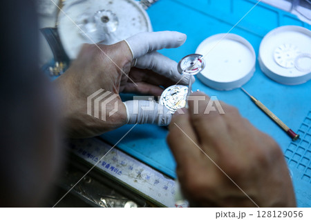 Repairing a wristwatch. Watch repair 128129056