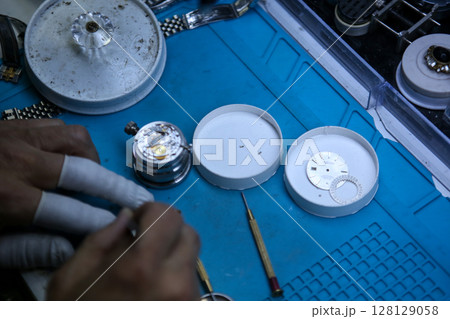 Repairing a wristwatch. Watch repair 128129058