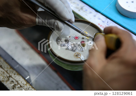 Repairing a wristwatch. Watch repair 128129061