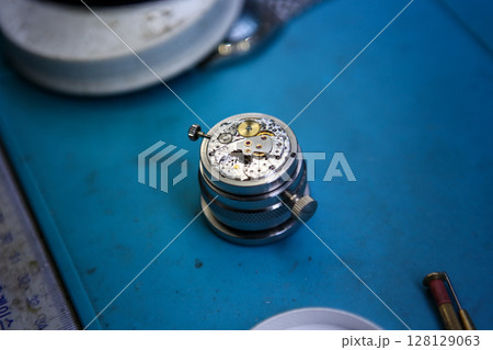 Repairing a wristwatch. Watch repair 128129063