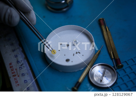 Repairing a wristwatch. Watch repair 128129067