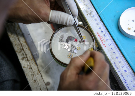 Repairing a wristwatch. Watch repair 128129069