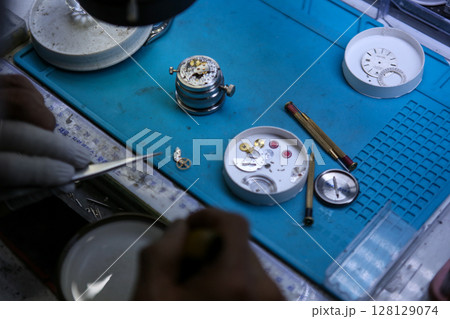 Repairing a wristwatch. Watch repair 128129074