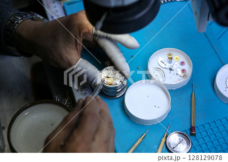 Repairing a wristwatch. Watch repair Repairing a wristwatch. Watch repair 128129078
