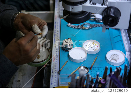 Repairing a wristwatch. Watch repair 128129080