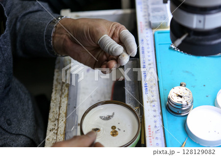 Repairing a wristwatch. Watch repair Repairing a wristwatch. Watch repair 128129082