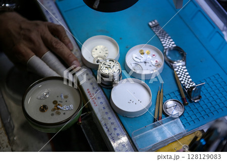 Repairing a wristwatch. Watch repair 128129083
